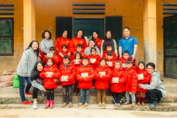 Home Credit tặng quà Tết cho trẻ em khó khăn tại Hà Giang
